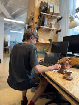 paulo au travail sur son projet